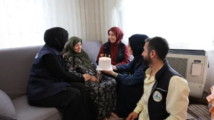 92 yaşındaki çınara doğum günü sürprizi