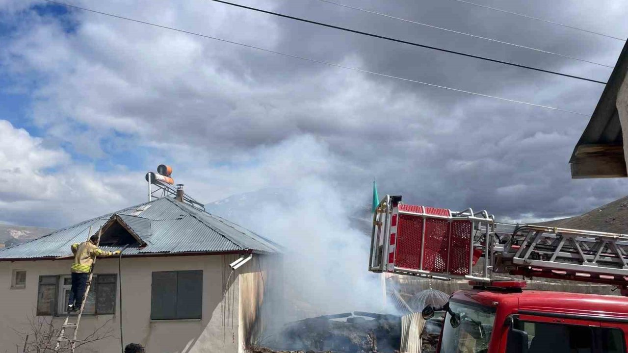Ahırda çıkan yangın eve sıçramadan söndürüldü