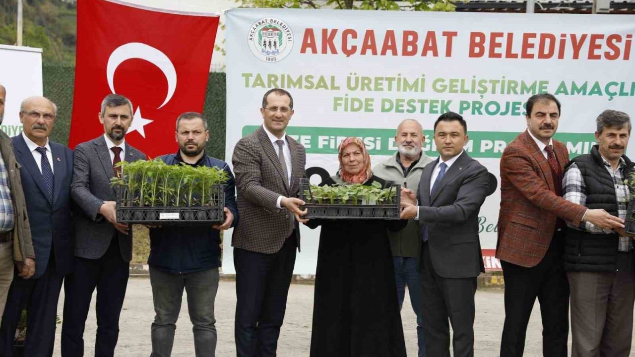 Akçaabat’ta üreticilere 25 bin sebze fidesi dağıtıldı