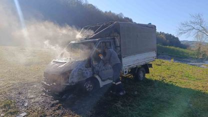 Alaplı’da seyir halindeki kamyonet yandı