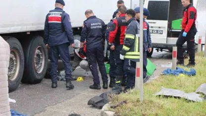 Amasya’da cenaze dönüşü feci kaza kamerada: Otomobilden fırlayan bebek hayatını kaybetti