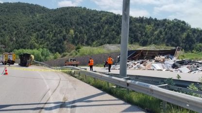 Amasya’da devrilen tırın sürücüsü hayatını kaybetti