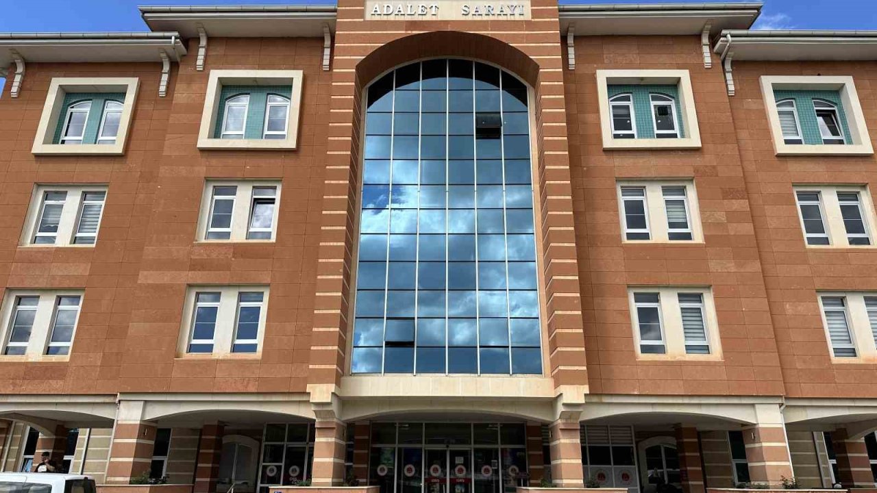 Araçlarında ve evdeki hava fritözü içerisindeki uyuşturucuyla yakalanan sanıkların yargılanmasına başlandı