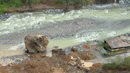 Ardeşen’de korkutan heyelan