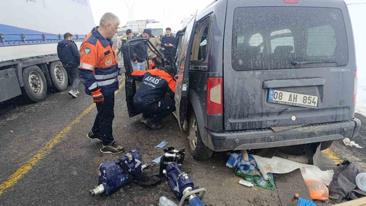 Artvin’de sis ve hatalı sollama kazaya neden oldu: 2 yaralı