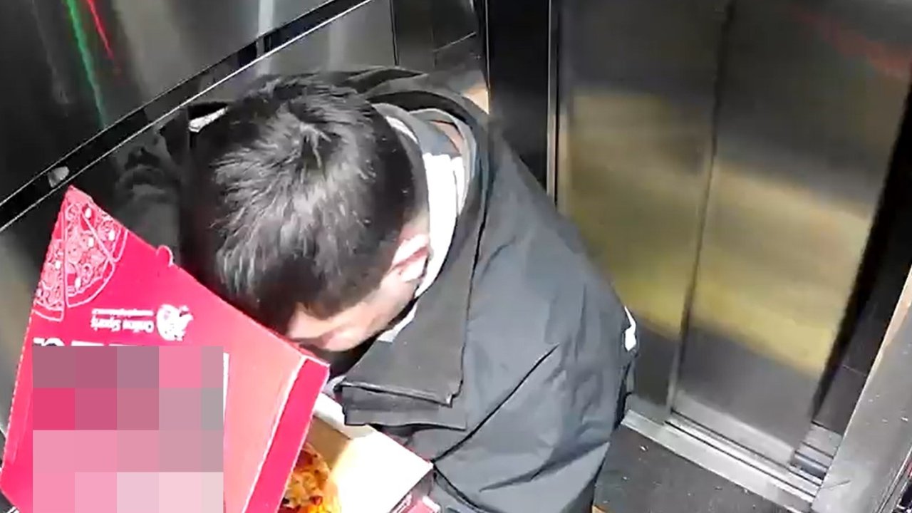 Asansöre tuvaletini yapan kuryeye asansörü temizlettiler