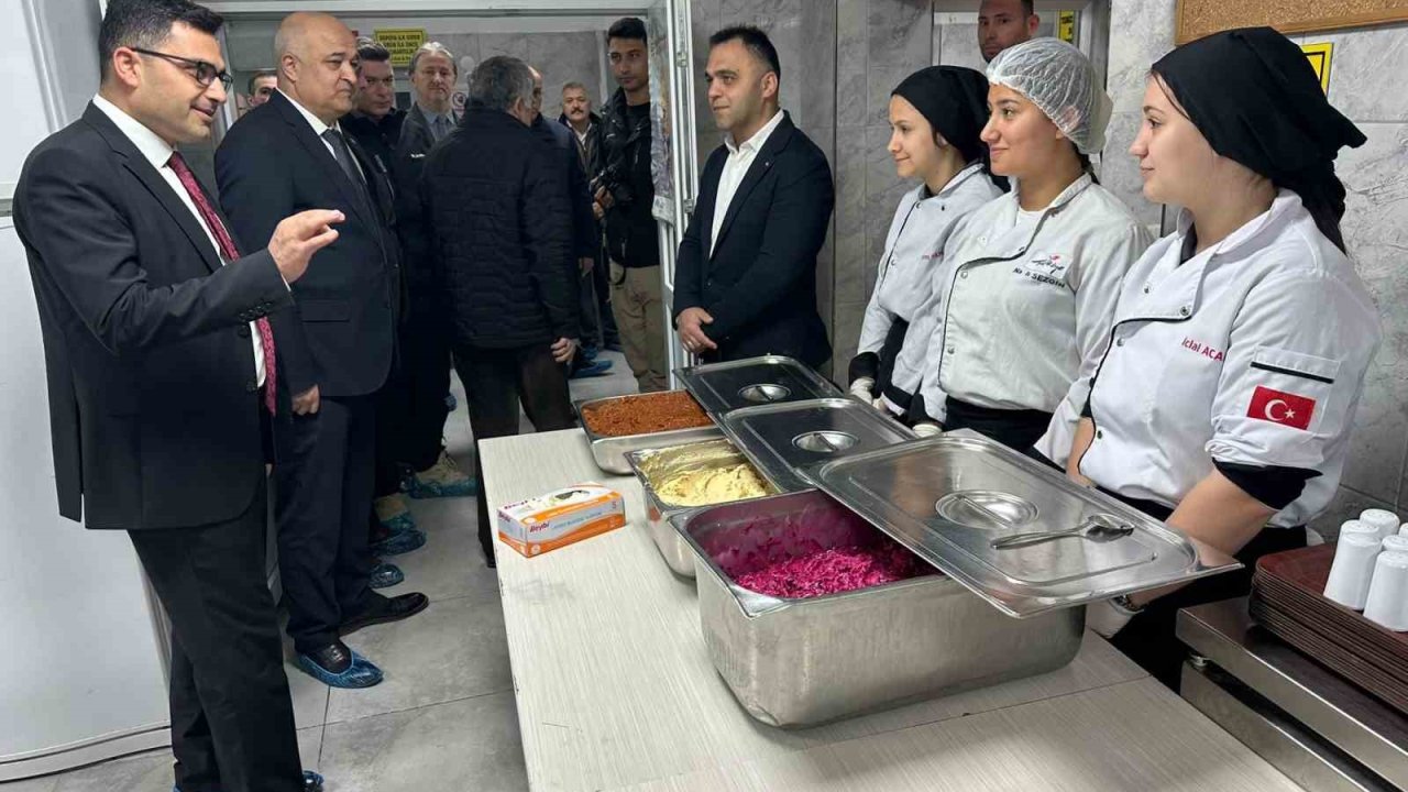Aşçı adayı lise öğrencileri günde 10 bin kişi için yemek hazırlıyor