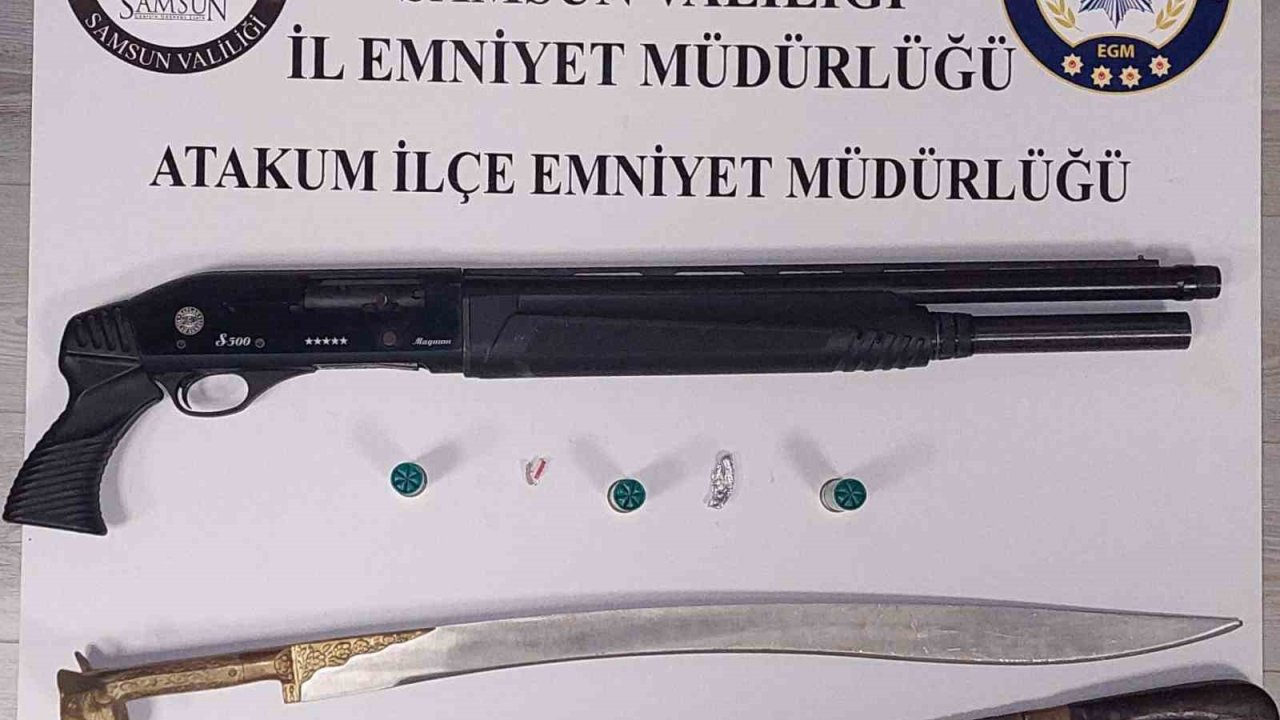 Atakum’da ruhsatsız silah ve kılıç ele geçirildi