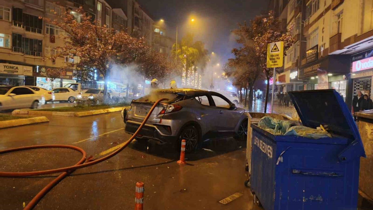 Babasıyla tartıştı, park halindeki aracı yaktı