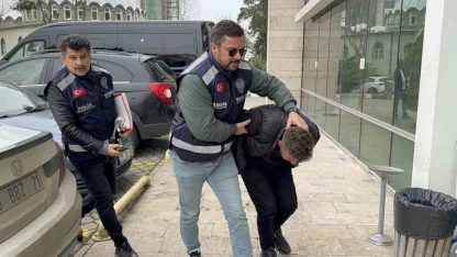 "Bakar mısın" tuzağı: Zinciri kapıp kaçtı, kameraya yakalandı