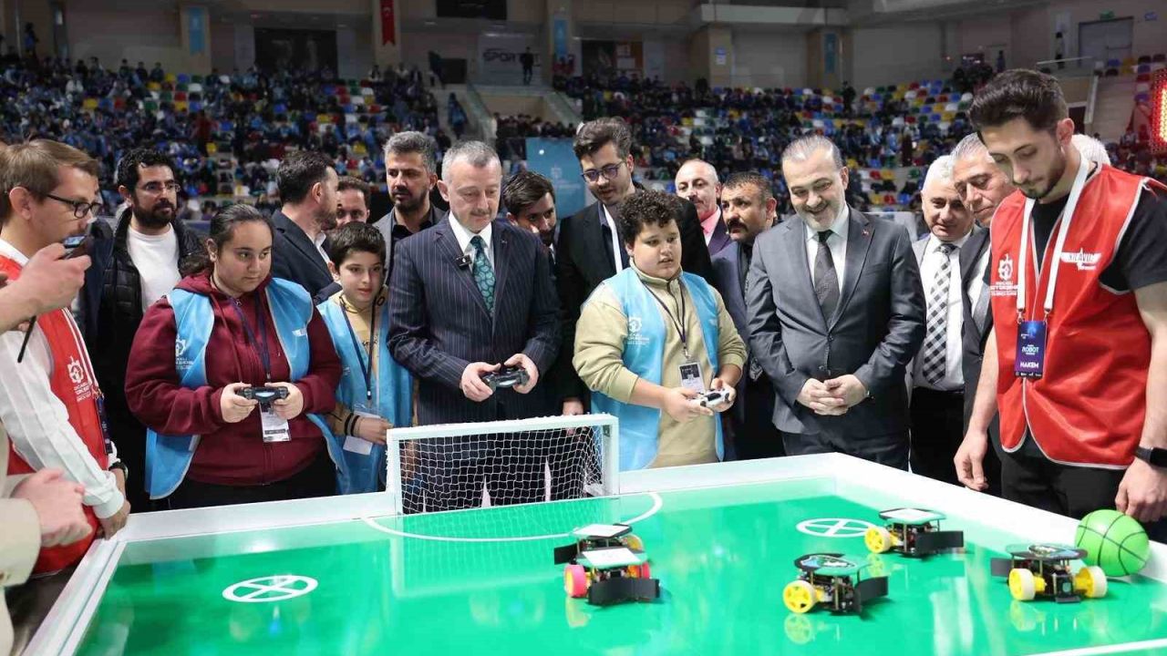 Başkan Büyükakın ve Kocaelisporlu futbolcular "robot futbolu" oynadı