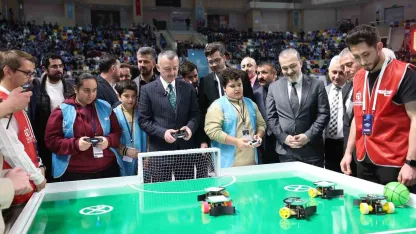 Başkan Büyükakın ve Kocaelisporlu futbolcular "robot futbolu" oynadı