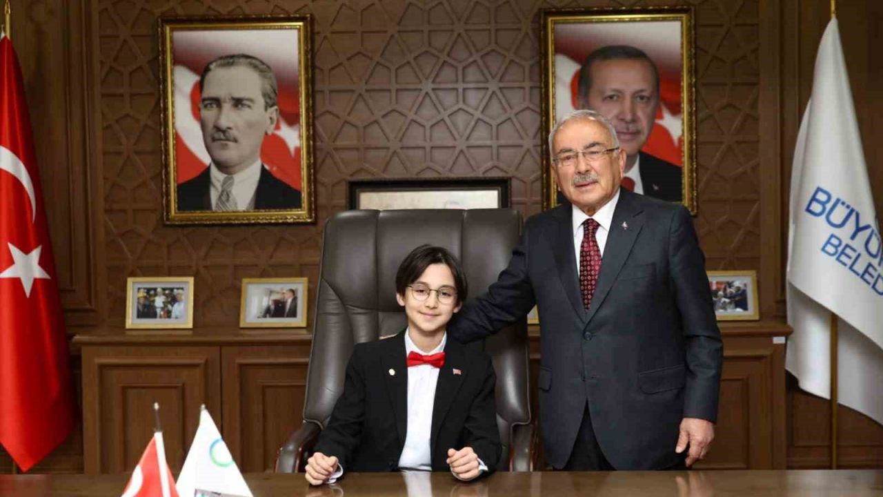 Başkan Güler koltuğunu 6’ncı sınıf öğrencisi Dağhan Öztürk’e devretti