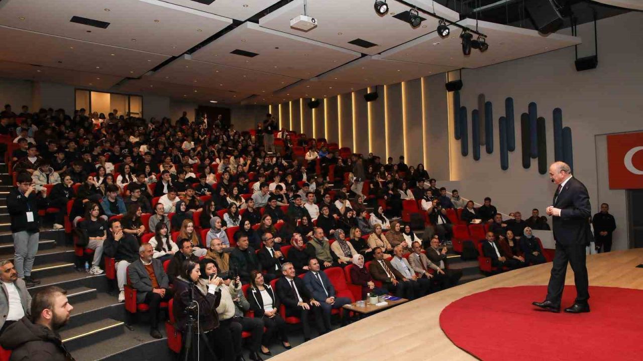 Başkan Özlü gençlere hem kariyer sırlarını hem de yeni hayalini anlattı