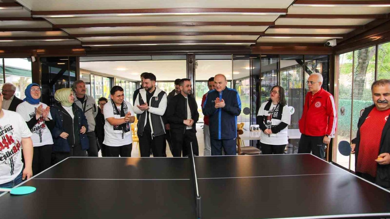 Başkan Özlü Kusursuz kafenin özel çalışanlarıyla masa tenisi oynadı