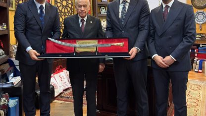 Başkan Yurdagül, Bahçeli’ye Osmanlı döneminden kalma kılıç hediye etti