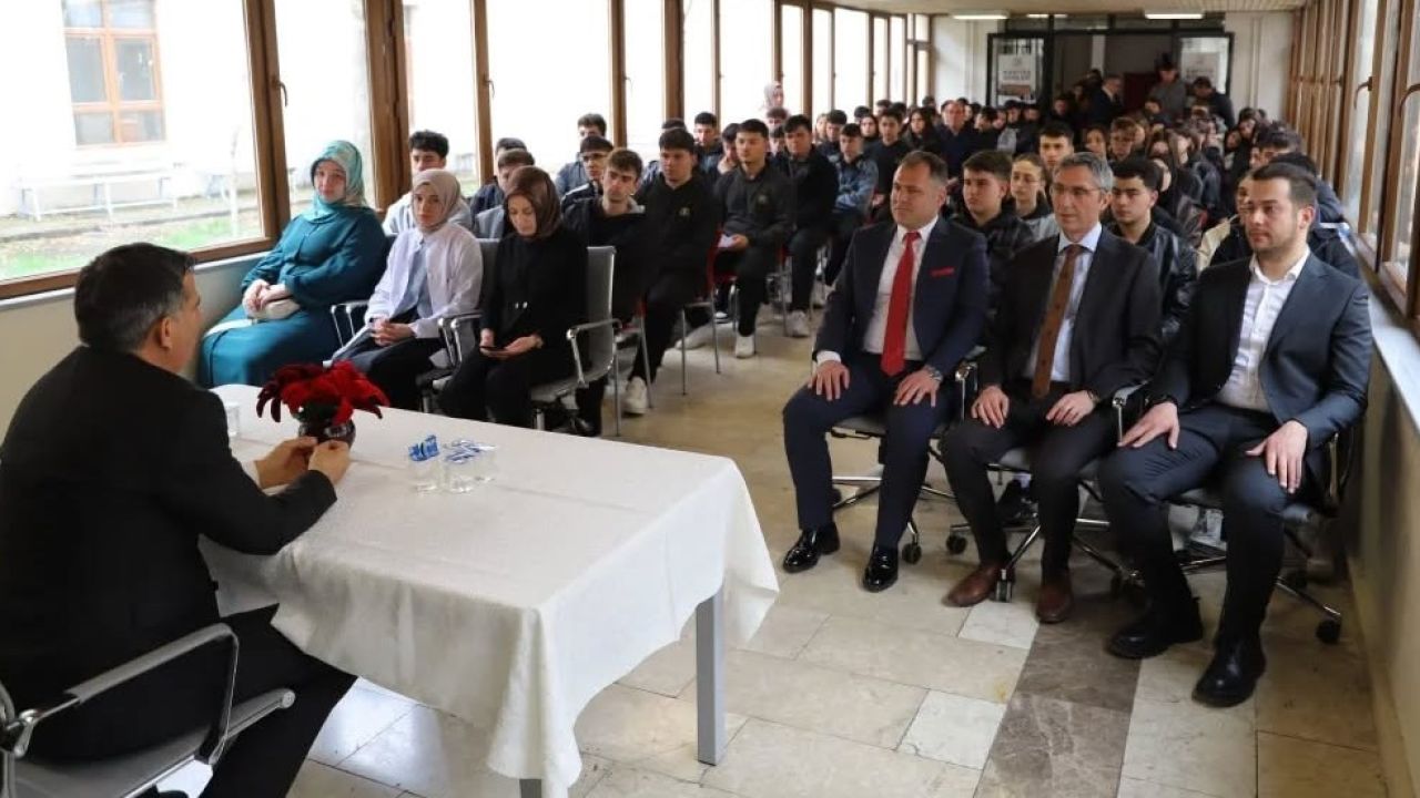 Bayburt Lisesi öğrencilerine kariyer tavsiyeleri verildi