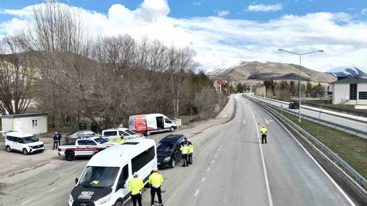 Bayburt’ta emniyet ve jandarmadan ortak trafik denetimi
