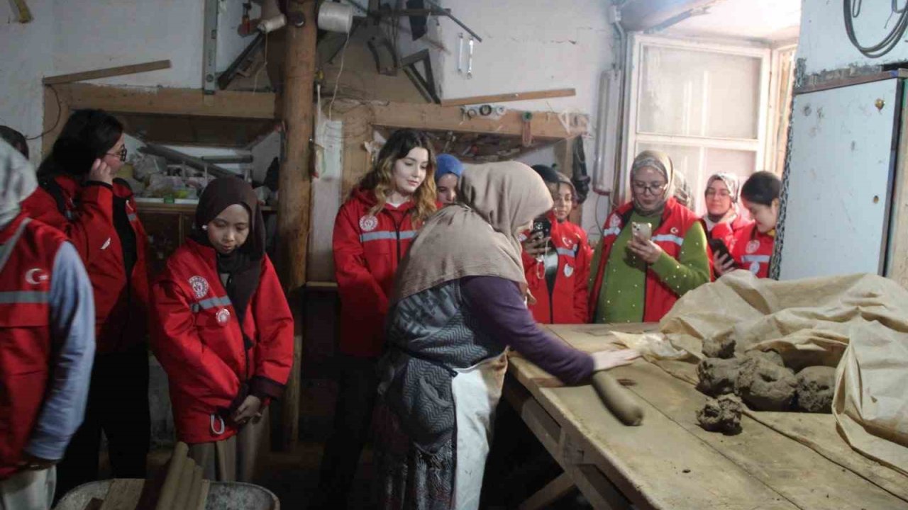 Bayburt’ta gönüllü gençler tarih ve doğayla buluştu