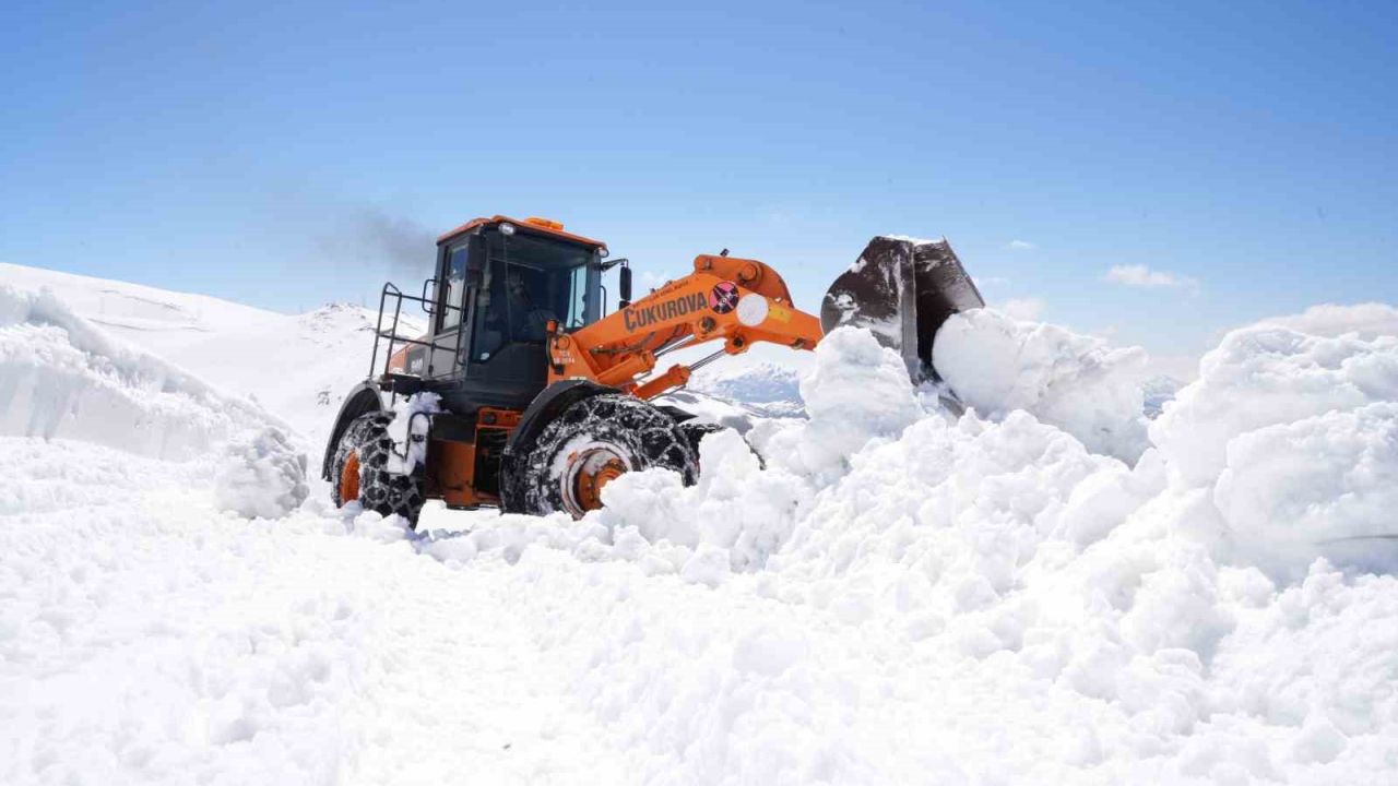 Bayburt’ta karla mücadele baharda da sürüyor: Soğanlı Geçidi’nde kıştan kalan karlar temizleniyor