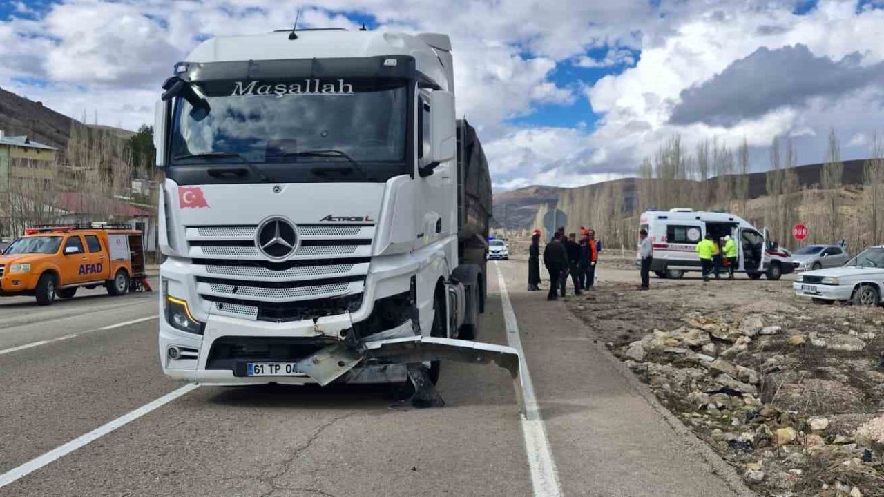 Bayburt’ta tır otomobile çarptı: 3 yaralı
