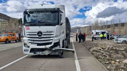 Bayburt’ta tır otomobile çarptı: 3 yaralı
