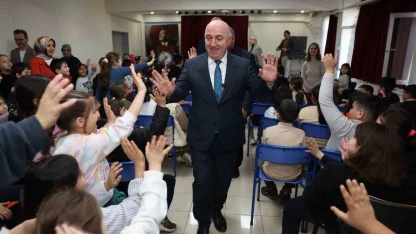 Belediye Başkanı Muzaffer Bıyık, ilkokul öğrencilerine yerel yönetimleri anlattı