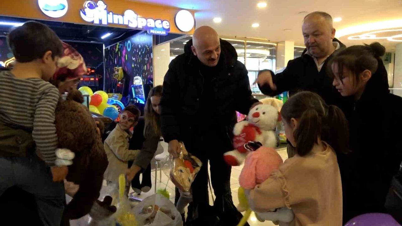 Bolu’da 23 Nisan’da çocukların oyuncak sevinci