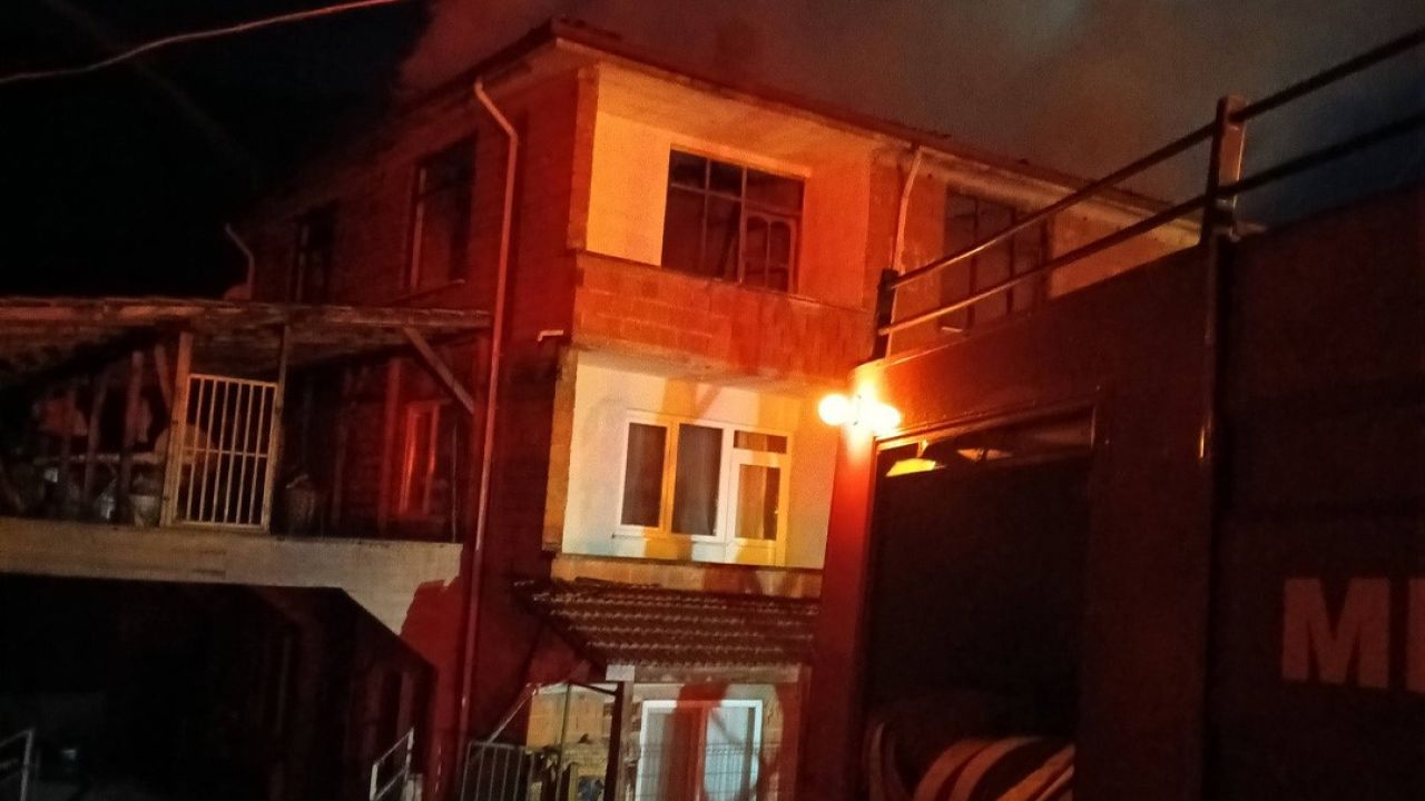Bolu’da 3 katlı binada yangın çıktı