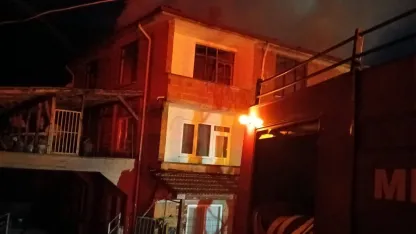 Bolu’da 3 katlı binada yangın çıktı