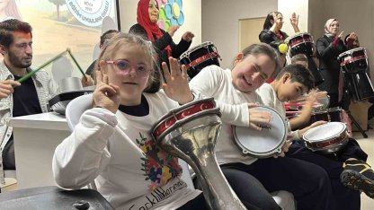 Bolu’da özel öğrencilerden renkli kutlama: Darbuka şovu alkış aldı