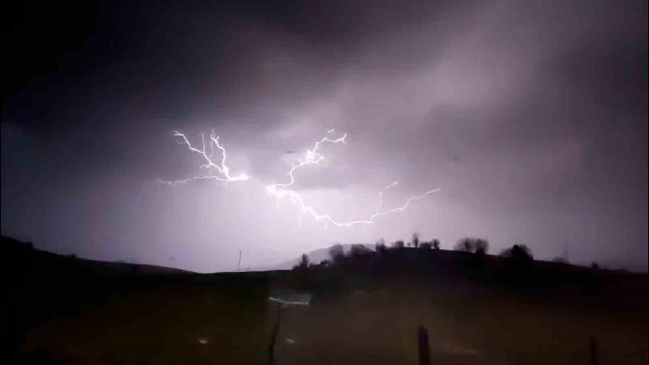 Bolu’da şimşekler geceyi aydınlattı
