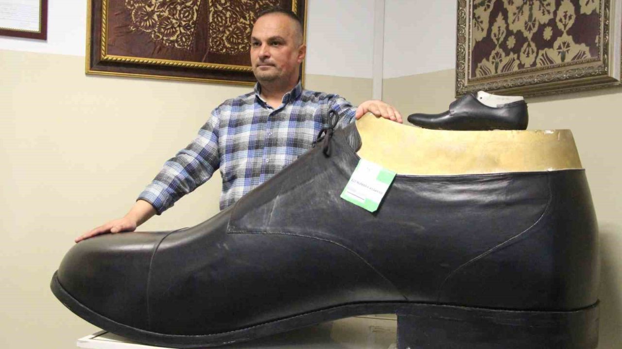 Bolu’da Türkiye’nin en büyük giyilebilir ayakkabısı üretildi: Tam 222 numara