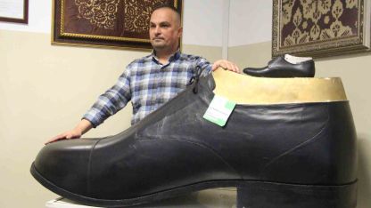 Bolu’da Türkiye’nin en büyük giyilebilir ayakkabısı üretildi: Tam 222 numara