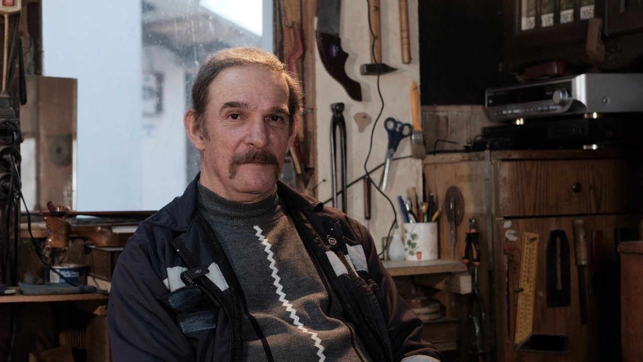 Bozulan kemençesini tamir ederken usta oldu