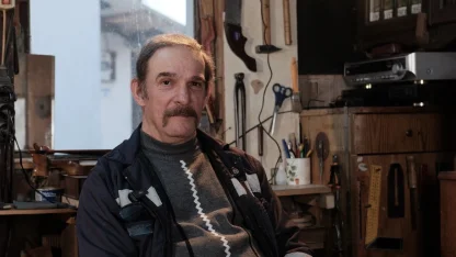 Bozulan kemençesini tamir ederken usta oldu