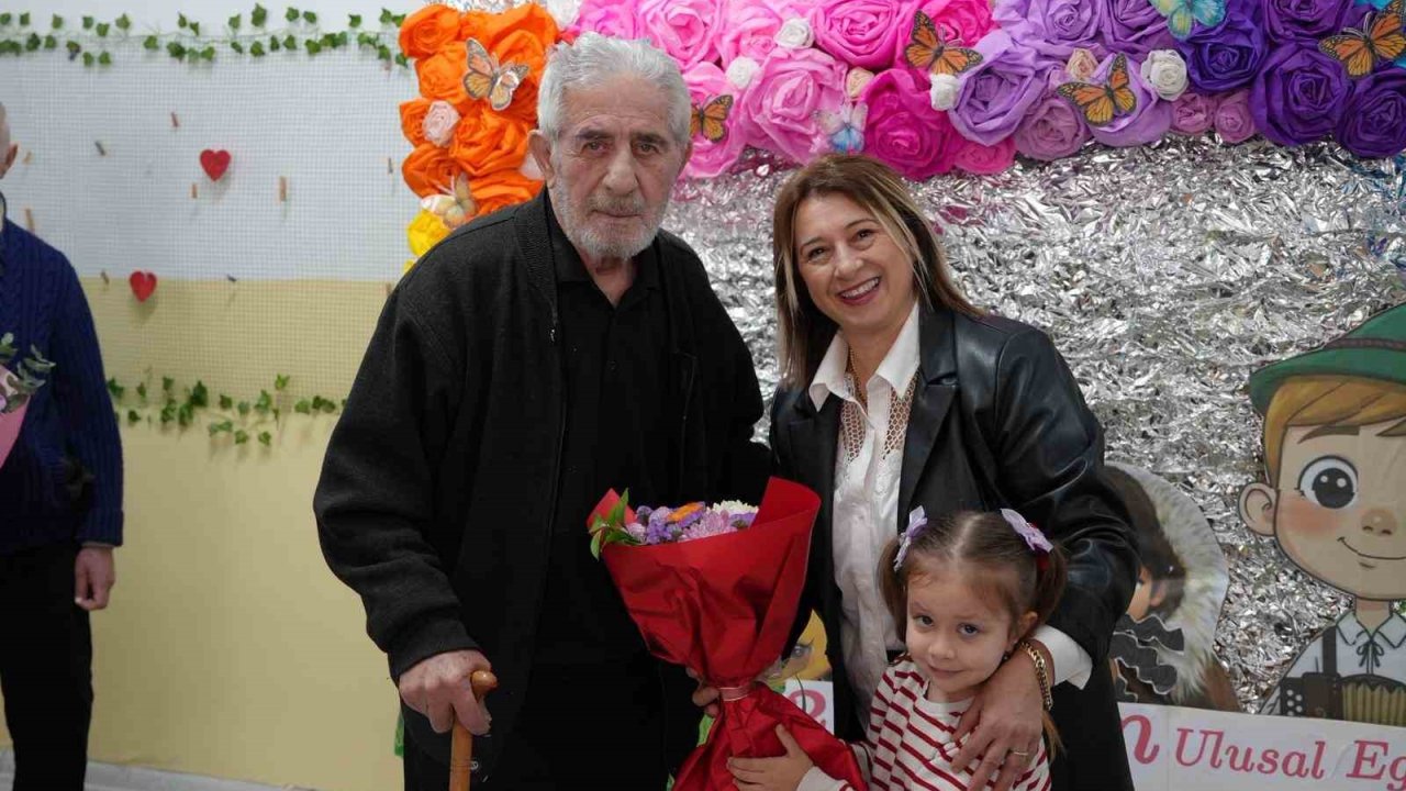 Bu kez yaşlılar minikleri ziyaret etti