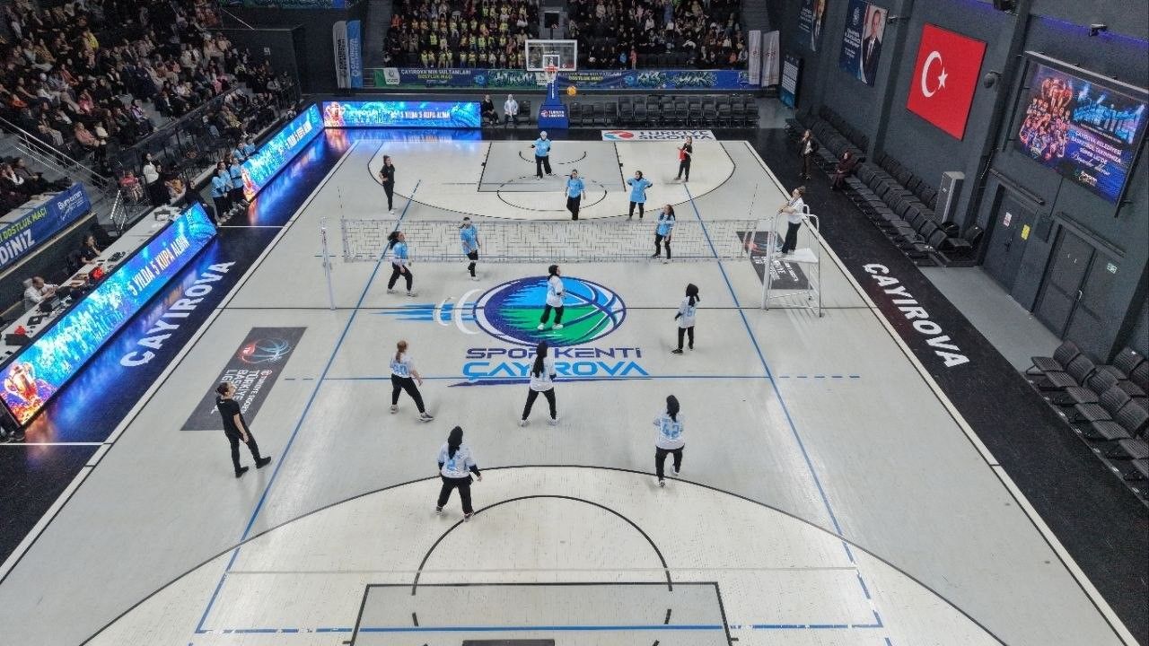 Çayırova’da kadınlar voleybol dostluk maçında buluştu