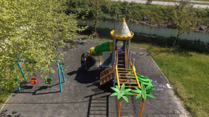 Çayırova’da parkların oyun grupları yıkanıyor