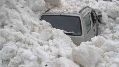 Çığ altında kalmaktan son anda kurtuldular