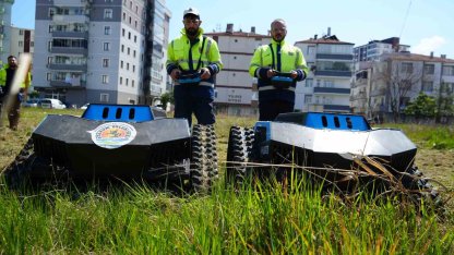 Çimleri artık robotlar biçiyor: 6 kişilik işi 2 robot yapıyor
