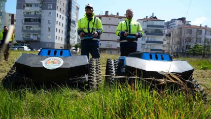 Çimleri artık robotlar biçiyor: 6 kişilik işi 2 robot yapıyor