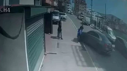 Çocuğunu tehdit ettiğini iddia ettiği motosikletliye otomobiliyle böyle çarptı