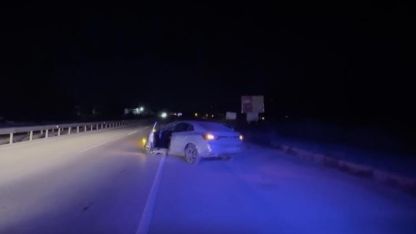 D100’de otomobil bariyerlere çarptı: 3 yaralı