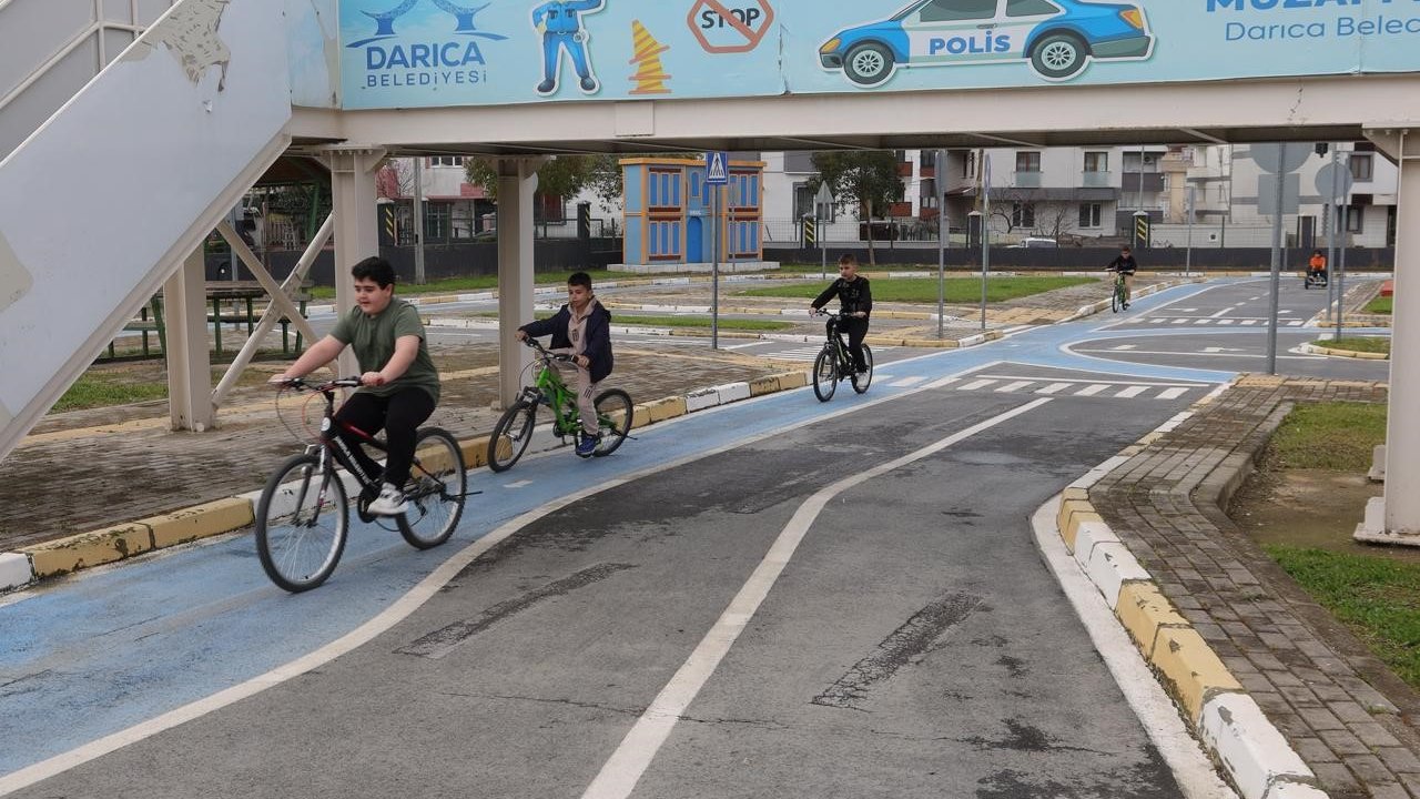 Darıca’da öğrenciler trafik kurallarını uygulamalı öğreniyor
