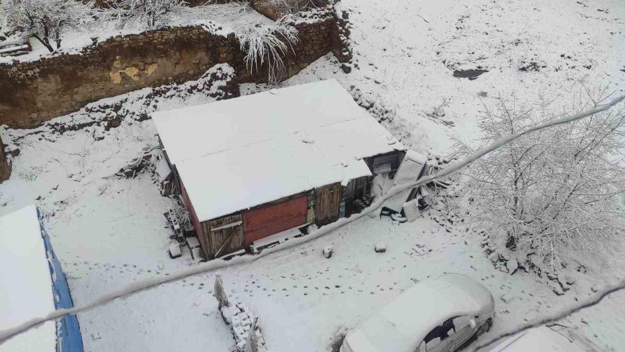 Demirözü’nde nisan sürprizi: İlçe beyaza büründü