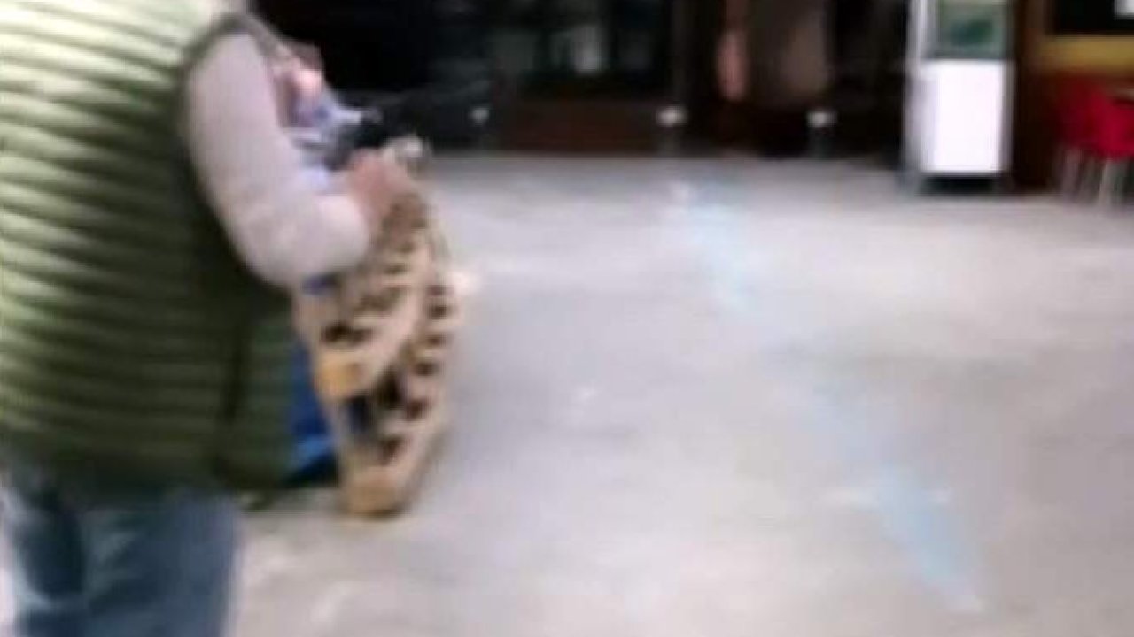 Devrek’te dehşet anları kamerada: Tüfekle iş yerine kurşun yağdırdı