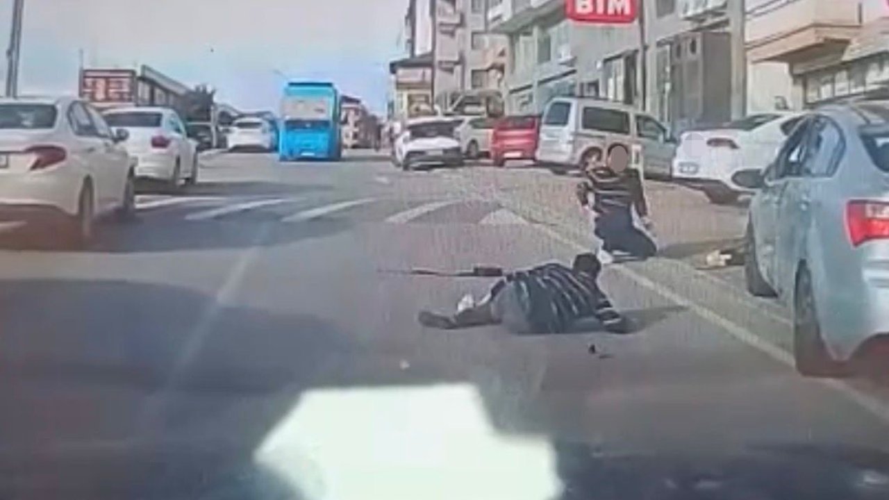 Direksiyon başında uyuduğu öne sürülen sürücü, kaldırımdaki yayalara çarptı