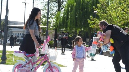 Düşen oyuncakları sahibine ulaştıran çocuklar takdir topladı