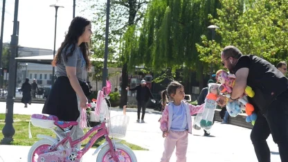 Düşen oyuncakları sahibine ulaştıran çocuklar takdir topladı